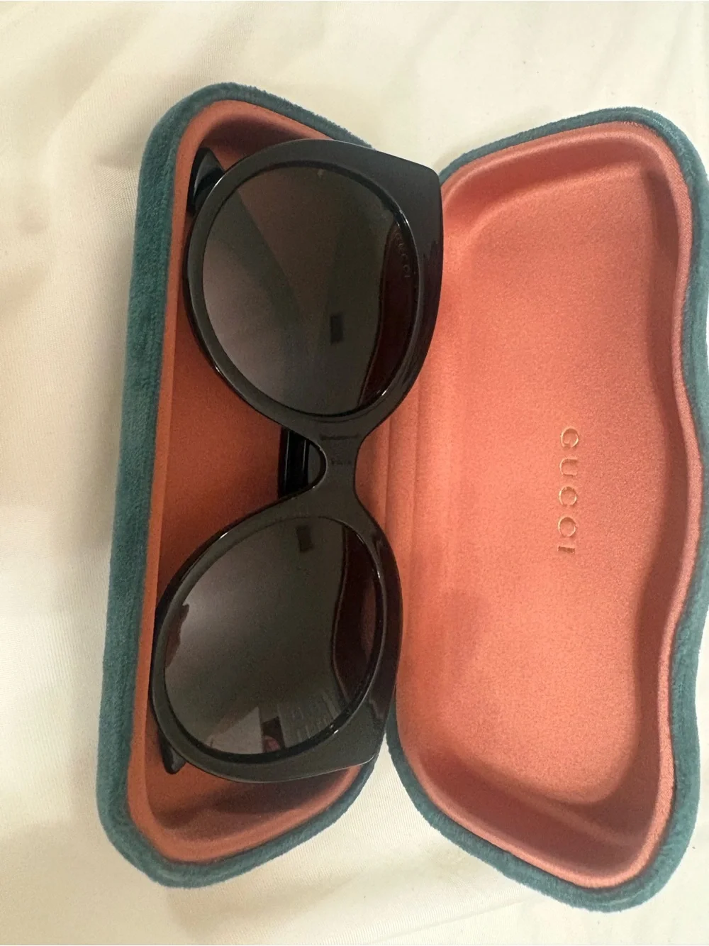 Gucci Black Round Sunglasses with green Case
